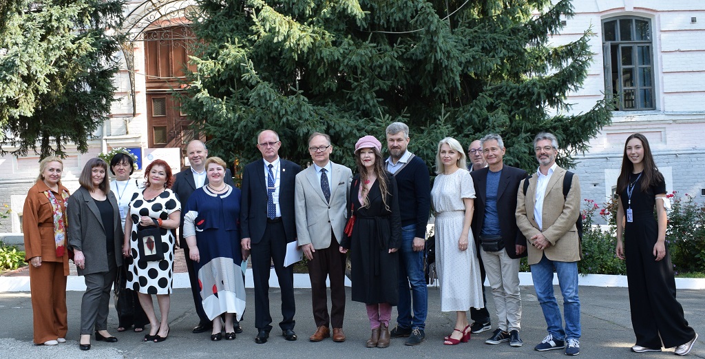 ТВОРЧІСТЬ КАЗИМИРА МАЛЕВИЧА, ОСОБЛИВОСТІ ПОСТМОДЕРНІЗМУ І НОНКОНФОРМІЗМУ ТА ІНШІ АКТУАЛЬНІ ПИТАННЯ МИСТЕЦТВОЗНАВСТВА РОЗГЛЯДАЛИ НА МІЖНАРОДНІЙ НАУКОВІЙ КОНФЕРЕНЦІЇ 