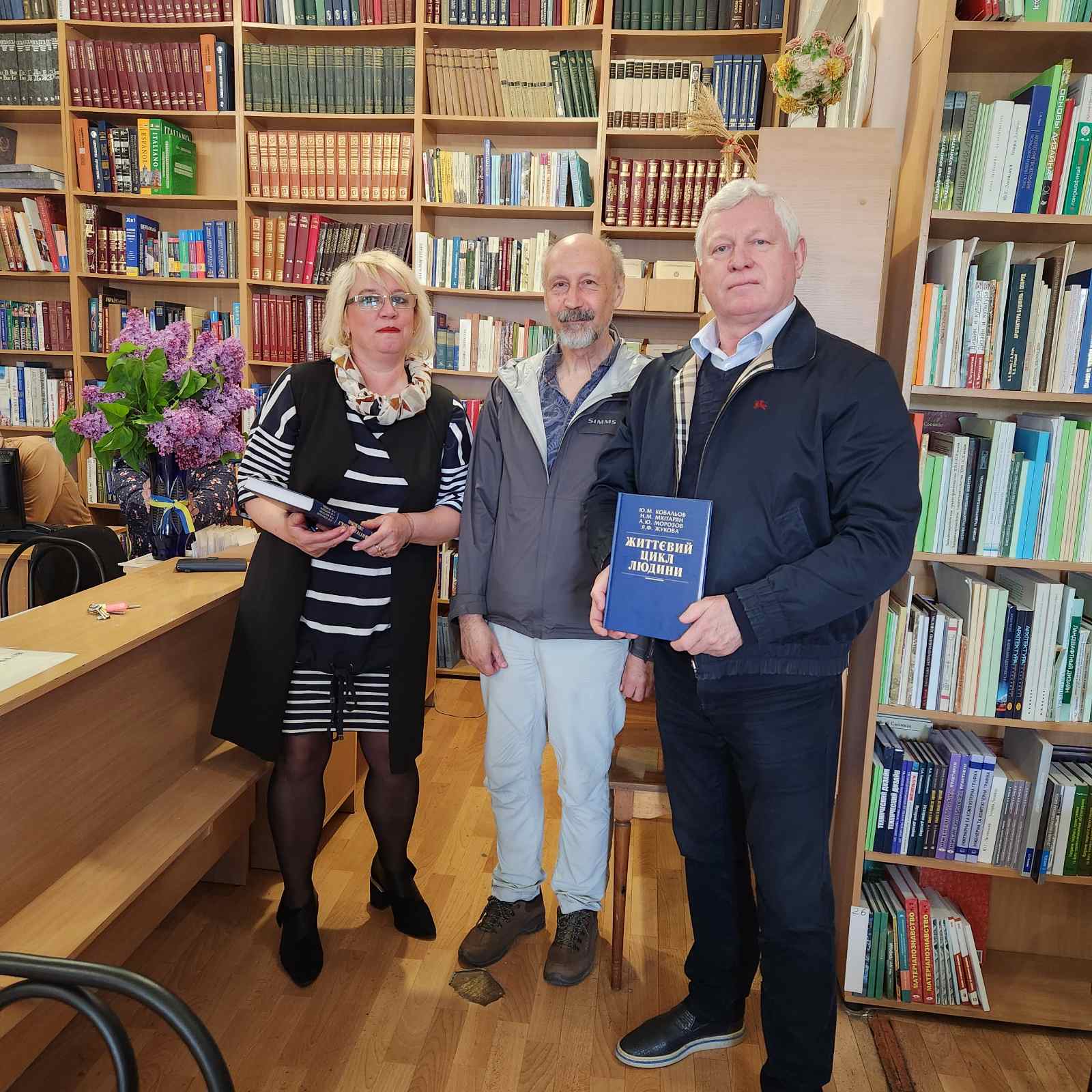 Відбулась презентація нової книги доктора технічних наук, професора, завідуючого кафедрою дизайну середовища інституту дизайну і реклами Ковальова Юрія Миколайовича "Життєвий цикл людини"!