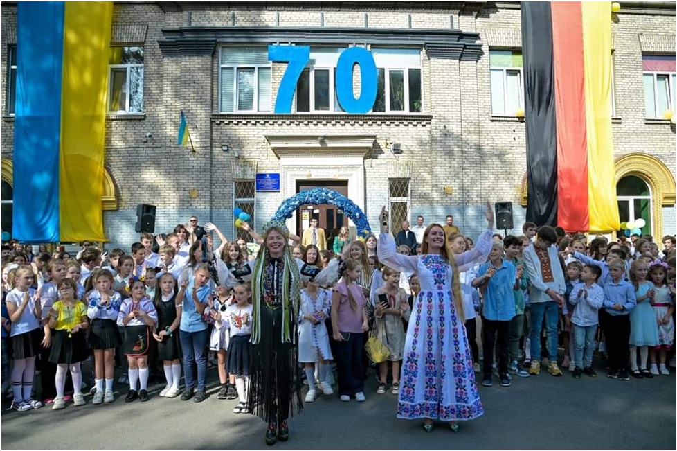 Виступ заслуженої артистка України, Христини ОХІТВИ на Дні народженні спеціалізованої школи №40